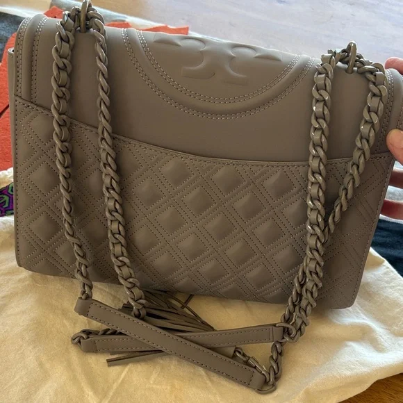 Tory Burch Fleming convertible in matte Grey Heron Quilted leather. Shoulder Bag - Picture 6 of 16